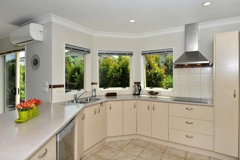 Photo of property in 32 Rising Parade, Fairview Heights, Auckland, 0632