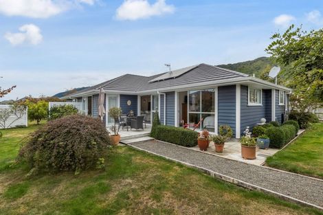 Photo of property in 27 Waipunahau Road, Waikanae, 5036