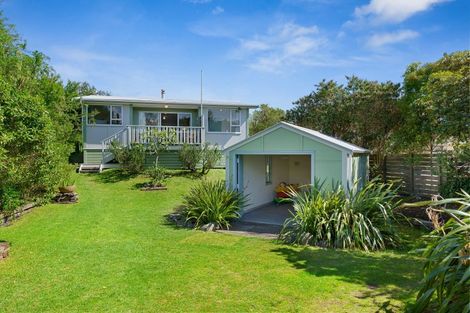 Photo of property in 3 Arthur Street, Waikawa Beach, Levin, 5573