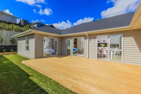 Photo of property in 18 Syd Grant Crescent, Orewa, 0931