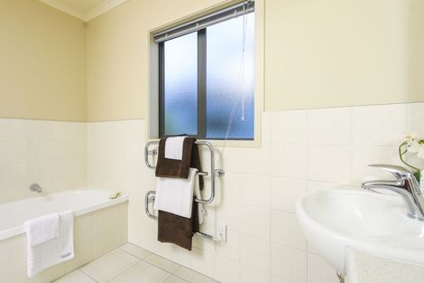 Photo of property in 29 Vinograd Drive, Te Atatu Peninsula, Auckland, 0610