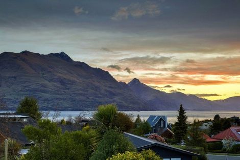 Photo of property in 5 Cedar Drive, Kelvin Heights, Queenstown, 9300