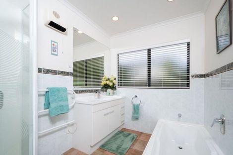 Photo of property in 35 Vermeer Place, West Harbour, Auckland, 0618