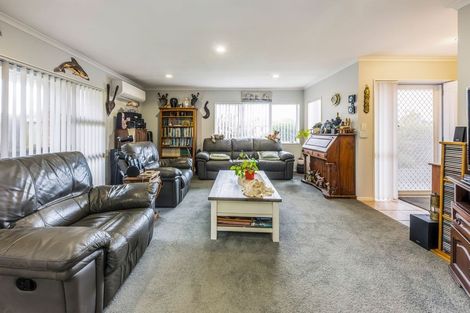 Photo of property in 20 Lothian Brae, Wattle Downs, Auckland, 2103