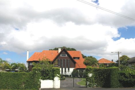 Photo of property in 27 Stanley Point Road, Stanley Point, Auckland, 0624
