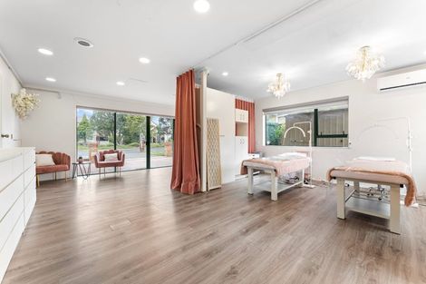 Photo of property in 8 Vinograd Drive, Te Atatu Peninsula, Auckland, 0610