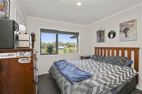 Photo of property in 122 Pohutukawa Place, Waiwhakaiho, New Plymouth, 4312