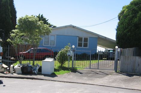 Photo of property in 10 Ingleby Place, Kelston, Auckland, 0602