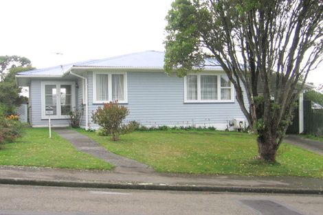Photo of property in 28 Bellringer Crescent, Newlands, Wellington, 6037