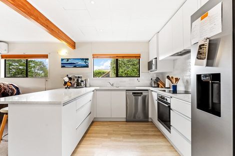 Photo of property in 30 Holiday Road, Stanmore Bay, Whangaparaoa, 0932