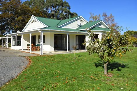 Photo of property in 16 Weld Street, Martinborough, 5711