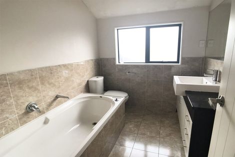 Photo of property in 28b Roberts Road, Glenfield, Auckland, 0629