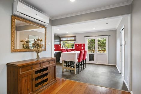 Photo of property in 28 Raroa Terrace, Tawa, Wellington, 5028