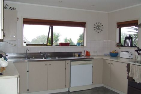 Photo of property in 1/4 Pine Hill Crescent, Browns Bay, Auckland, 0630