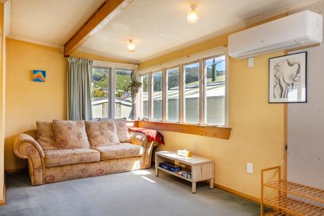 Photo of property in 65 Broadway, Picton, 7220