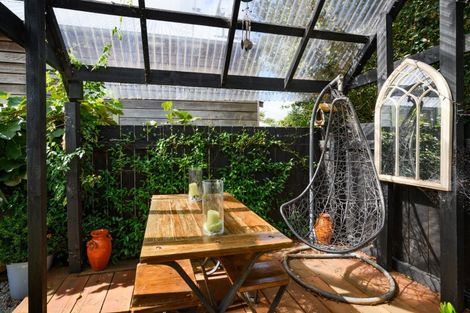 Photo of property in 18 Winston Avenue, Hokowhitu, Palmerston North, 4410