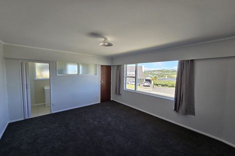 Photo of property in 25 Bellringer Crescent, Newlands, Wellington, 6037