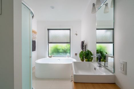 Photo of property in 20 Pukenamu Road, Rainbow Point, Taupo, 3330