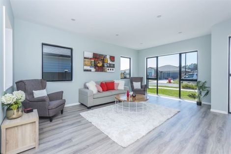 Photo of property in 12 Vinistra Road, Kumeu, 0810