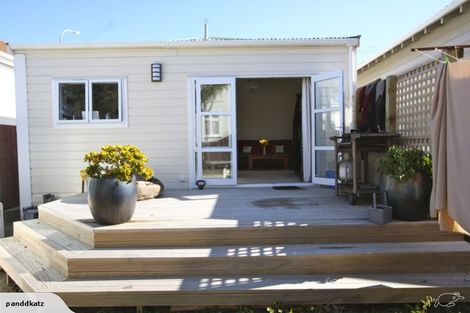 Photo of property in 121 Onepu Road, Lyall Bay, Wellington, 6022
