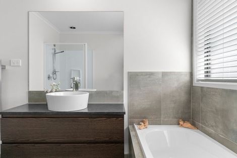 Photo of property in 32 Robert Hastie Drive, Mangawhai, 0573