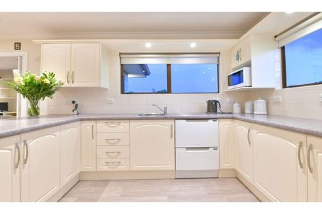 Photo of property in 13 Quo Vadis Place, Red Beach, 0932