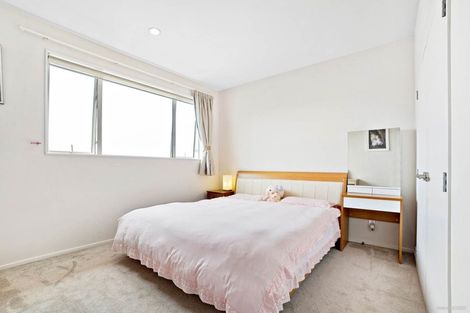 Photo of property in 17 Bintulu Place, Fairview Heights, Auckland, 0632