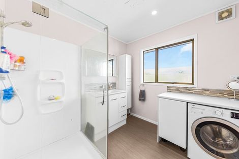 Photo of property in 1/12 Glenvar Road, Torbay, Auckland, 0630