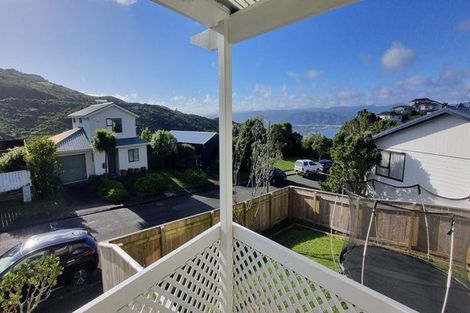 Photo of property in 11 Fernhaven Grove, Newlands, Wellington, 6037