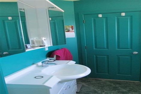 Photo of property in 44 Dress Circle, Newlands, Wellington, 6037