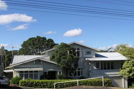 Photo of property in 2 Stanley Point Road, Stanley Point, Auckland, 0624
