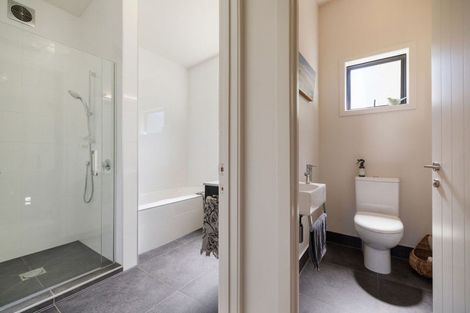 Photo of property in 70 Wynyard Crescent, Fernhill, Queenstown, 9300