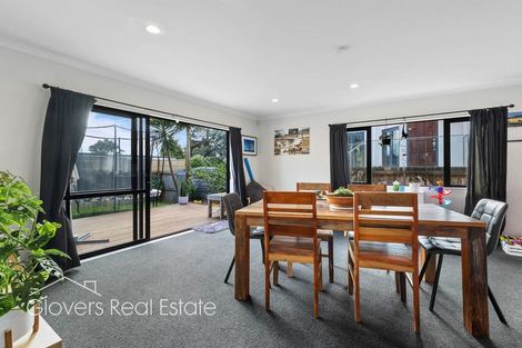 Photo of property in 18b Vardon Road, Green Bay, Auckland, 0604