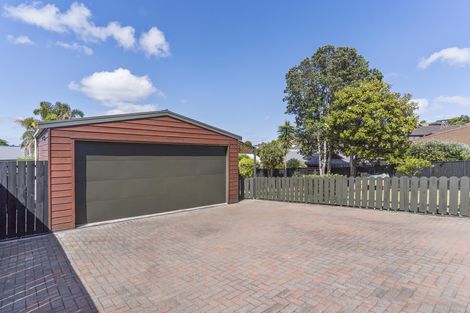 Photo of property in 6 Channing Crescent, Botany Downs, Auckland, 2010