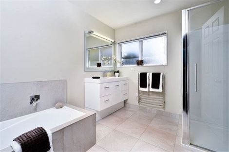 Photo of property in 1 Glucina Avenue, West Harbour, Auckland, 0618