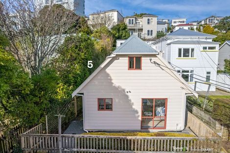 Photo of property in 8 Alameda Terrace, Aro Valley, Wellington, 6021