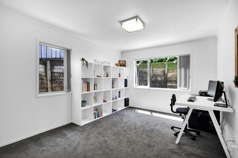 Photo of property in 82 Awanui Street, Merrilands, New Plymouth, 4312