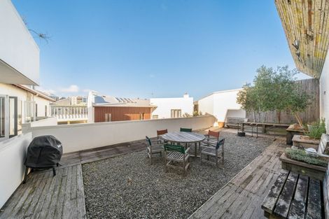 Photo of property in 2/12 Little George Street, Thorndon, Wellington, 6011