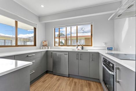 Photo of property in 17 Edgewater Parade, Waiuku, 2123