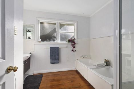 Photo of property in 15a Romney Square, Tawa, Wellington, 5028