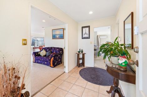 Photo of property in 114 Golfland Drive, Golflands, Auckland, 2013
