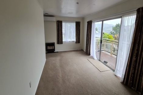 Photo of property in 72 Stewart Drive, Newlands, Wellington, 6037