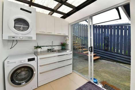 Photo of property in 43 Pohutukawa Avenue, Red Beach, 0932