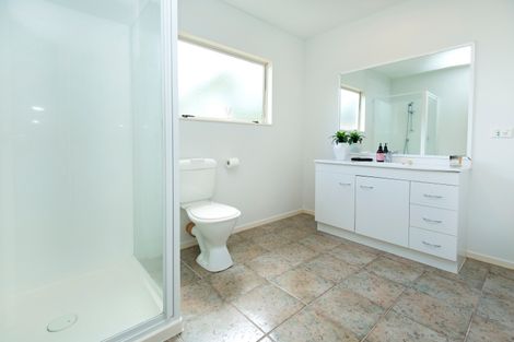 Photo of property in 3/39 Wade River Road, Stanmore Bay, Whangaparaoa, 0932