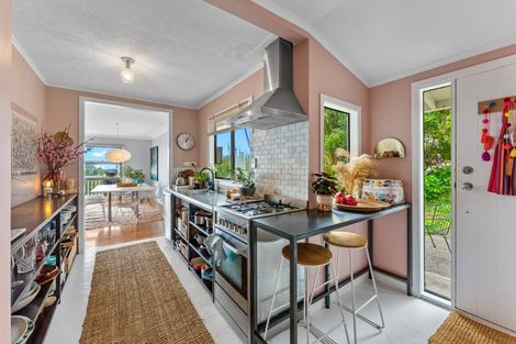 Photo of property in 27 Domain Crescent, Muriwai, Waimauku, 0881