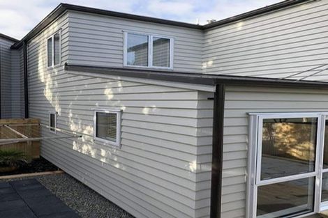 Photo of property in 3/30 John Jennings Drive, Oteha, Auckland, 0632