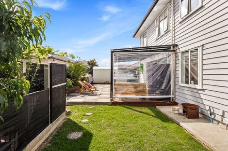 Photo of property in 17 Walter Ruddock Avenue, Kumeu, 0810