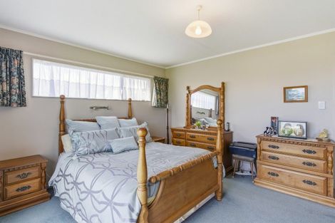Photo of property in 2 Sunset Terrace, Waikanae Beach, Waikanae, 5036