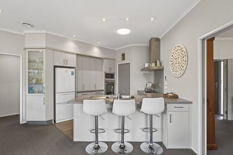 Photo of property in 2 Oakwood Drive, Highlands Park, New Plymouth, 4312