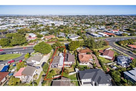 Photo of property in 2/309 Wairau Road, Totara Vale, Auckland, 0627